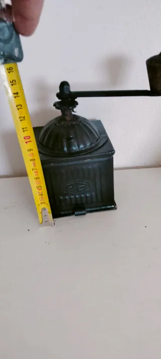 Macinino da caffè antico