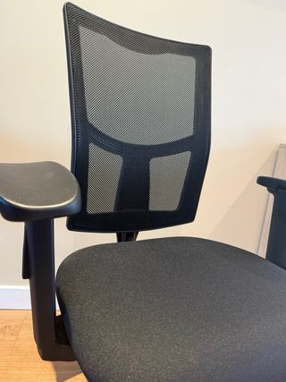 Silla ergonómica de oficina negra