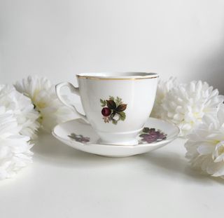 Taza de té y platillo de porcelana inglesa