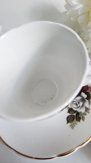 Taza de té y platillo de porcelana inglesa