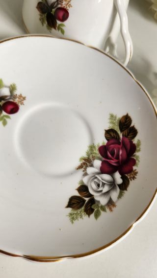 Taza de té y platillo de porcelana inglesa