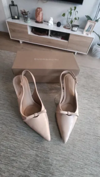 Zapatos de tacón beige para mujer
