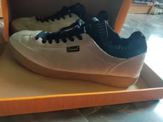 Zapatos Deportivos Beige y Negro