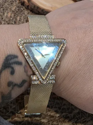 Reloj Guess Triángulo Dorado con Cristales