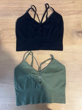 Vestido ajustado y 2 Crop Tops de GUESS