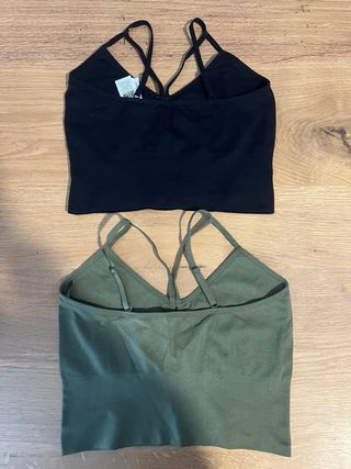 Vestido ajustado y 2 Crop Tops de GUESS