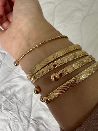 Pulseras doradas sin usar