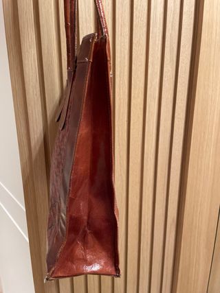 Bolso de piel marrón y rojo