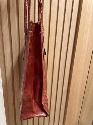 Bolso de piel marrón y rojo