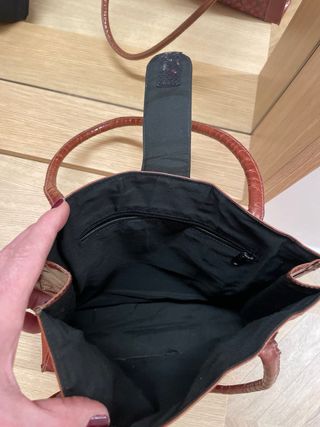 Bolso de piel marrón y rojo