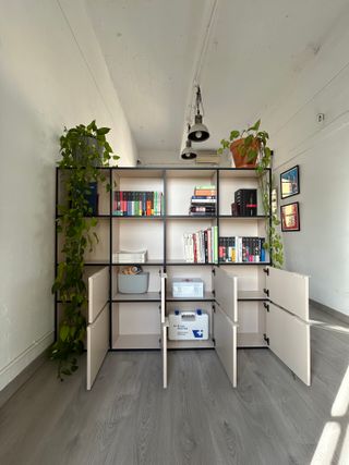 Librería Tylko beige/off-white y negro