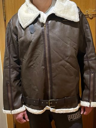 Chaqueta marrón estilo aviador
