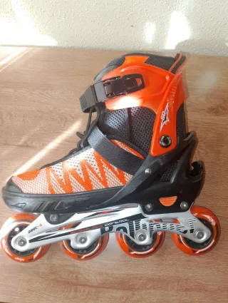 Patines en línea naranjas y negros