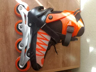 Patines en línea naranjas y negros