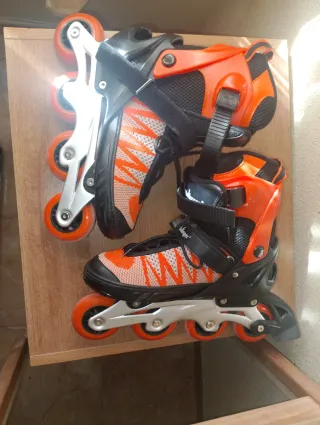 Patines en línea naranjas y negros