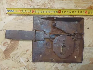 Cerradura antigua de metal