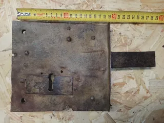 Cerradura antigua de metal