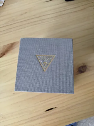 Reloj Guess Dorado y Blanco Seminuevo