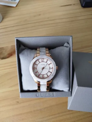 Reloj Guess Dorado y Blanco Seminuevo