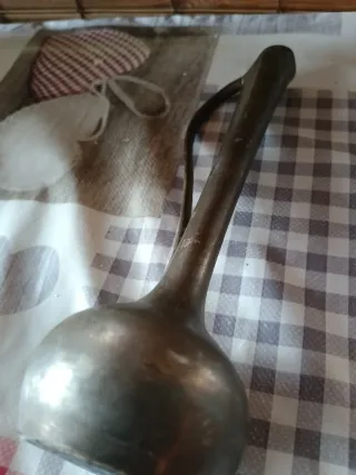 Jarra de bronce antigua estilo hebreo