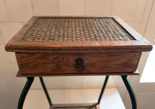 Mesita rústica con cajón, metal y rejilla trenzada