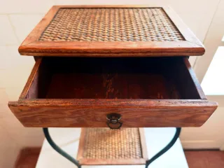 Mesita rústica con cajón, metal y rejilla trenzada