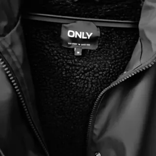 Abrigo-chubasquero negro, forrado borreguito