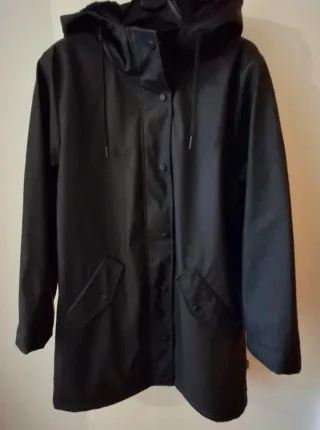 Abrigo-chubasquero negro, forrado borreguito