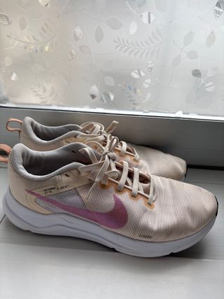 Zapatillas Nike Mujer Beige y Rosa