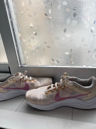 Zapatillas Nike Mujer Beige y Rosa