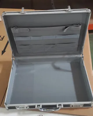 Maletín de trabajo negro y plateado