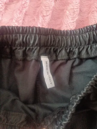 Pantalón ancho polipiel negro. Muy suaves