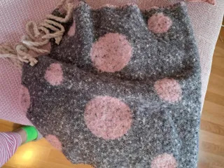 Bufanda gris y rosa con lunares