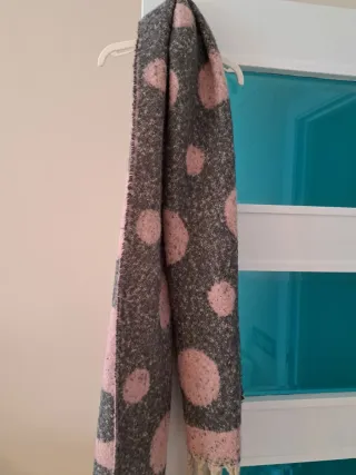 Bufanda gris y rosa con lunares