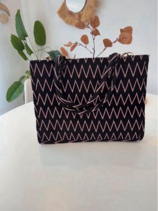 Bolso Mary Kay Negro y Rosa Zigzag