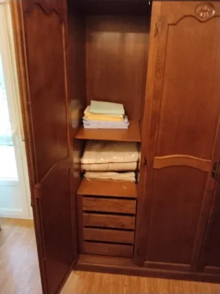 Armario de madera maciza