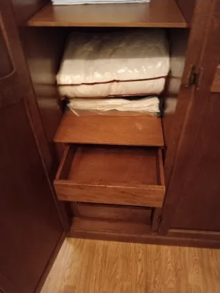 Armario de madera maciza