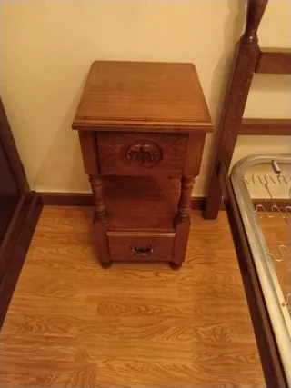 Armario de madera maciza