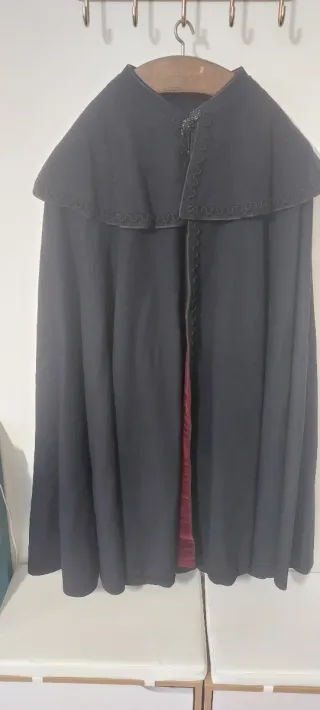 Capas Seseña Negras y Rojas Sin Usar