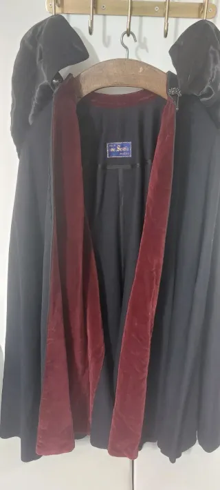 Capas Seseña Negras y Rojas Sin Usar