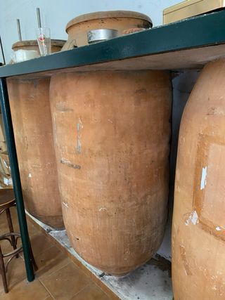 Tinajas de barro grandes y medianas