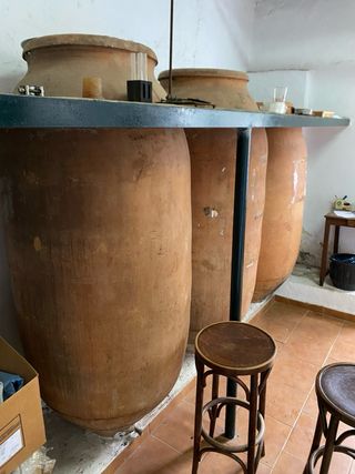 Tinajas de barro grandes y medianas