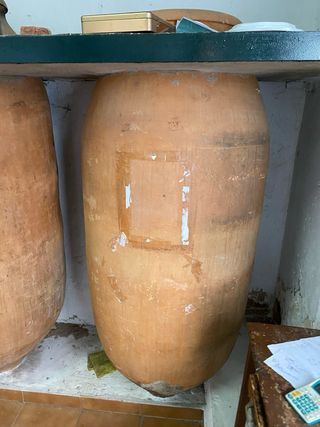Tinajas de barro grandes y medianas