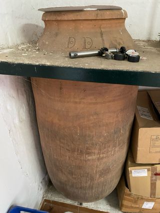 Tinajas de barro grandes y medianas