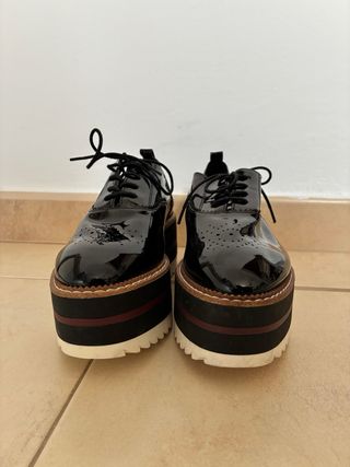 Zapatos Stradivarius charol plataforma negros