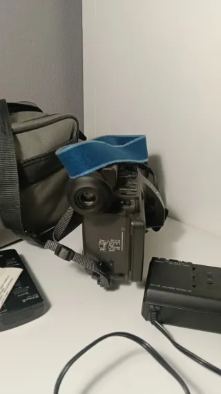 Videocámara Sony y bolsa de transporte