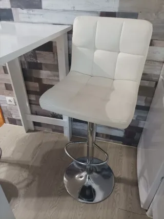 Mesa alta y 2 taburetes blancos