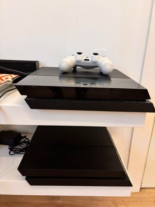 PS4 (PlayStation 4) Negra + Mando Blanco