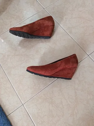 Zapatos de ante con cuña 7 cm