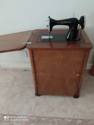 Máquina de coser Alfa antigua